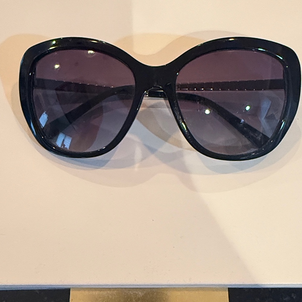 Classic Black Oversized Women's Sunglasses